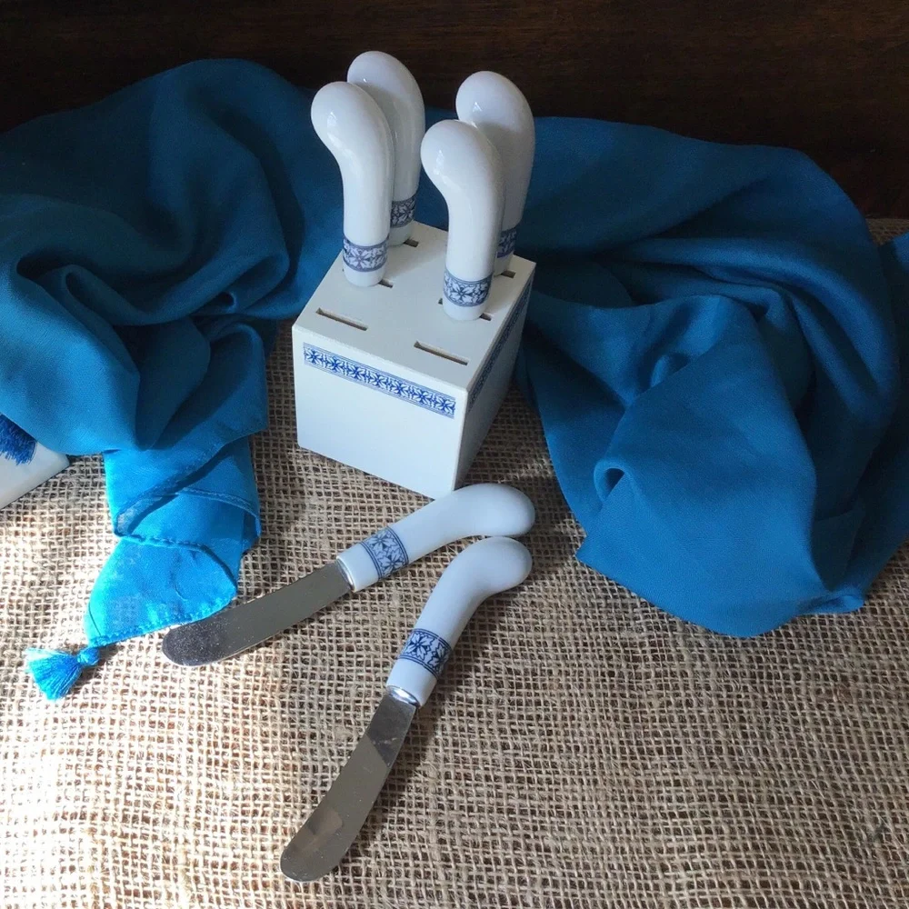 Spreader knives w/block. Vintage